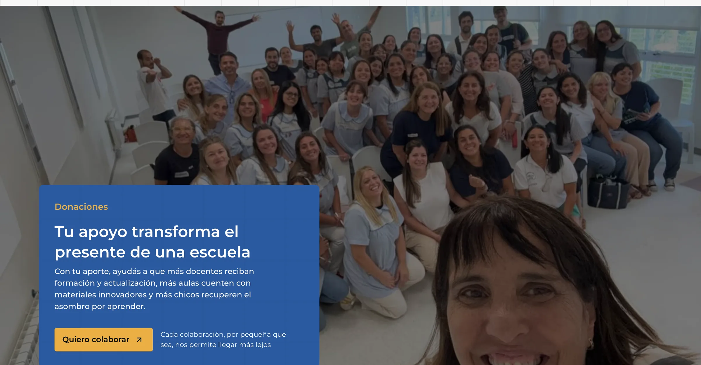 Bloque de donaciones de Educere sobre una foto grupal de docentes
